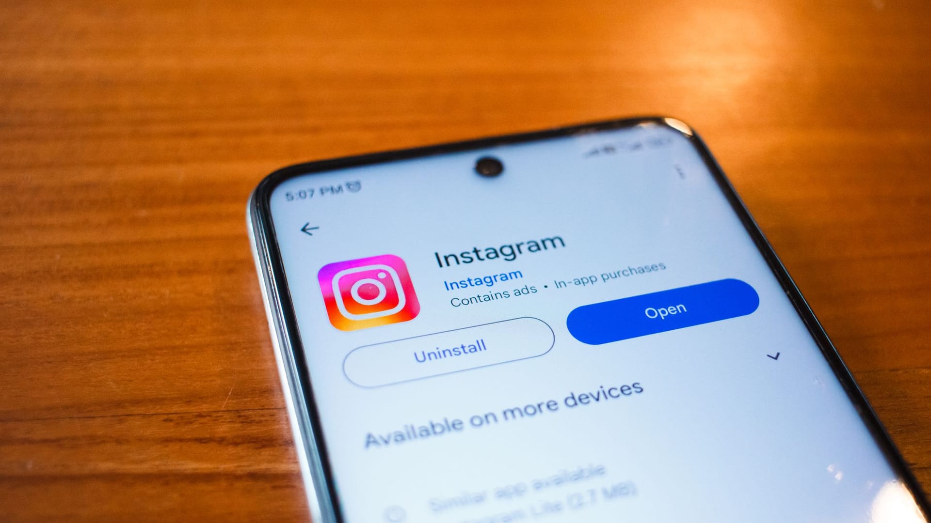 Celular sobre a mesa com o aplicativo do Instagram na tela
